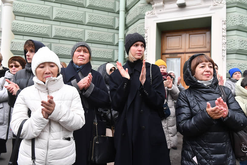 Поклонники Владимира Шклярова возле Мариинского театра после церемонии прощания