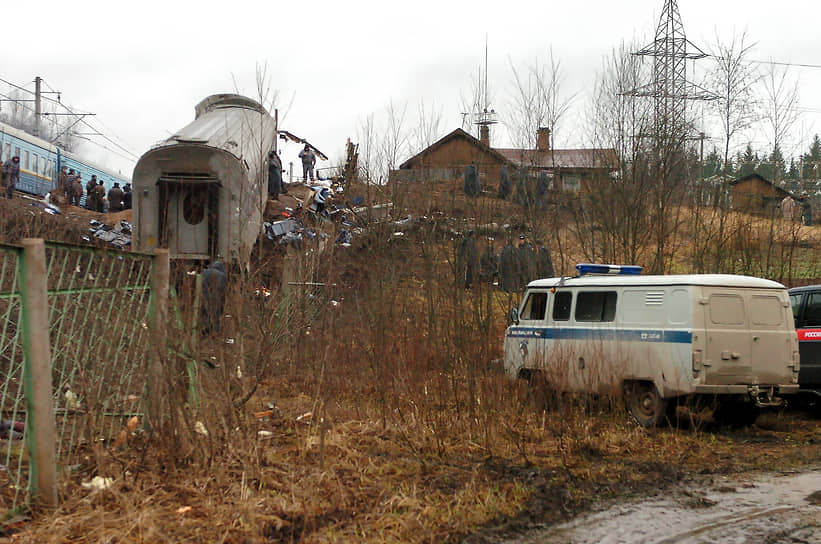 «Я сидела и читала, когда вдруг раздался непонятный глухой удар. Было ощущение, что мы ехали по шпалам. Нашему вагону повезло — он не перевернулся, поэтому серьезно пострадавших среди нас не было. По вагону забегали проводники, однако понять, что происходит, было невозможно. Проводники спрашивали врачей, началась эвакуация»,— так описывала произошедшее одна из пассажиров «Невского экспресса» Наталья Куликова