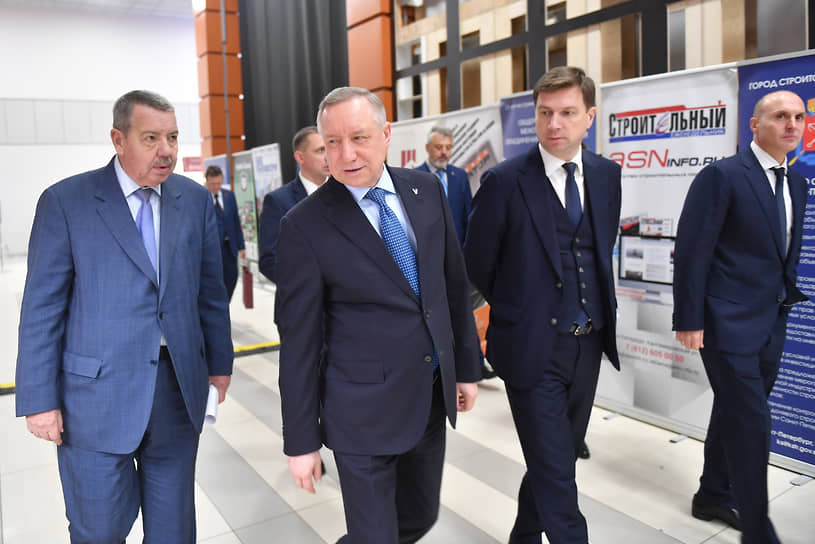 Слева направо: президент ССОО Александр Вахмистров, губернатор Санкт-Петербурга Александр Беглов, вице-губернатор по строительству Николай Линченко и председатель комитета по строительству Санкт-Петербурга Игорь Креславский