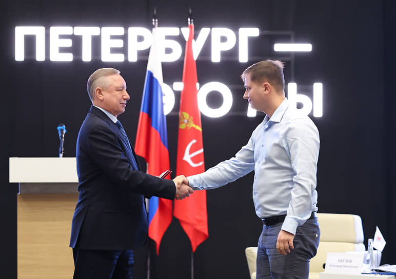 Губернатор Александр Беглов вручает почетный знак «Строителю Санкт-Петербурга» III степени