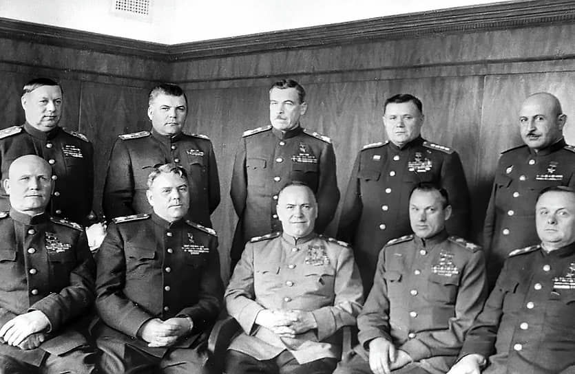 Командующие фронтами Великой Отечественной войны: маршалы Иван Конев, Александр Василевский, Георгий Жуков, Константин Рокоссовский, Кирилл Мерецков (первый ряд слева направо); Федор Толбухин, Родион Малиновский, Леонид Говоров, Андрей Еременко, Иван Баграмян