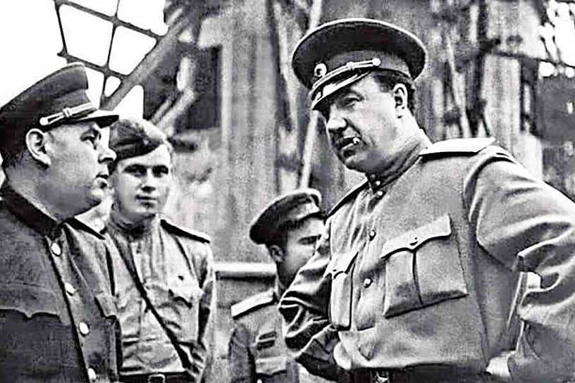1944 год. Начальник Главного управления контрразведки «Смерш» Виктор Абакумов (справа) на Западном фронте