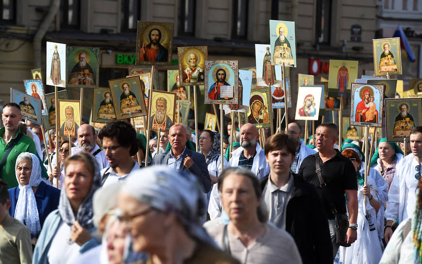 В начале сентября по Невскому проспекту прошел ежегодный крестный ход в честь перенесения мощей святого благоверного князя Александра Невского из Владимира в Петербург. По Невскому проспекту в едином потоке шли священнослужители в золотых рясах, сотрудники МВД России, представители казачьего общества, монархических и националистических движений, бойцы СВО из ЧВК «Вагнер» и других батальонов, народные дружинники. Над колоннами людей под церковное пение реяли флаги России, Российской империи, «Вагнера», «Русской общины», общества «Царьград»
