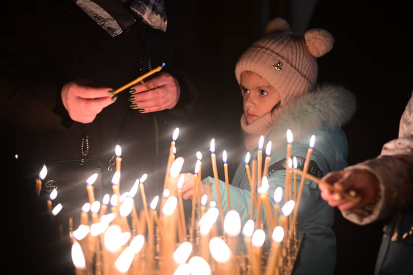 Верующие во время богослужения