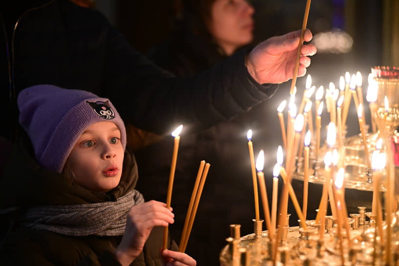 Верующие во время богослужения