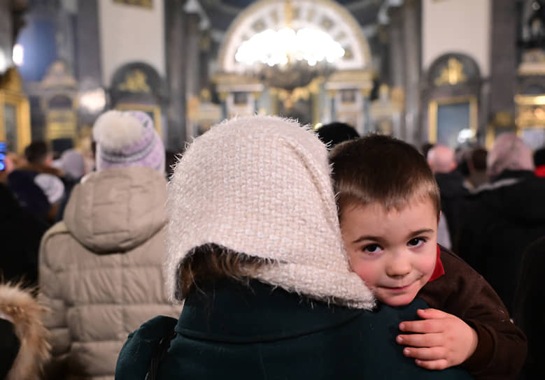 Верующие во время богослужения