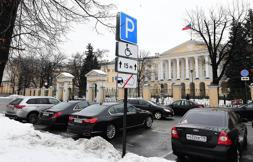 Авторы комплексной схемы платных парковок считают, что расширение  зоны необходимо для сохранения стабильной транспортной ситуации на дорогах Петербурга, которой властям города удалось достичь за последние два года