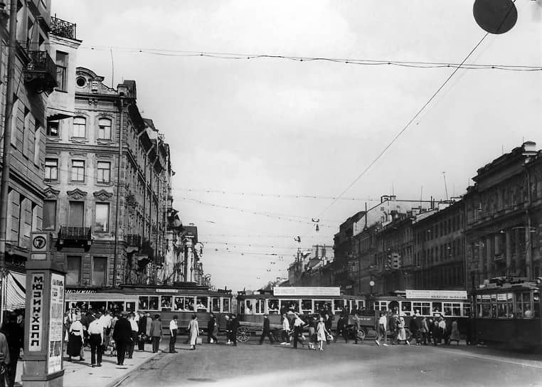 1930-е годы. Перекресток проспектов 25 Октября (Невского) и Володарского (Литейного). Здесь был установлен первый в СССР светофор