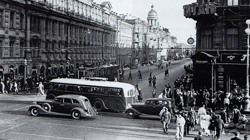 1930-е годы. Пересечение проспектов 25 октября (Невский) и Нахимсона (Владимирский) 