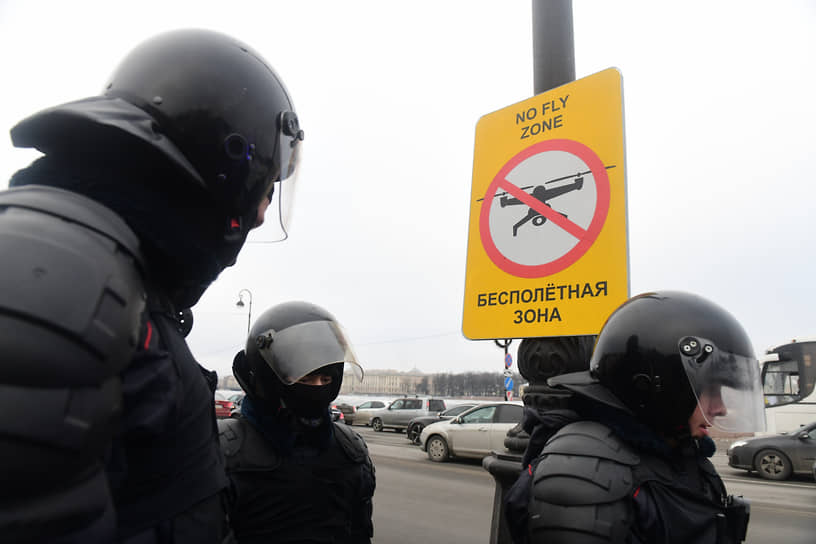 В течение года в городе нельзя будет использовать и беспилотники. Исключением являются их запуски органами власти, предприятиями гособоронзаказа, представителями СМИ и киноиндустрии (по согласованию со Смольным), а также их использование на спортивных мероприятиях при условии, что подниматься они будут не выше чем на 50 метров