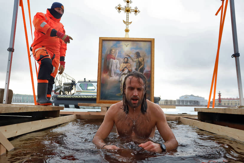 Верующие во время крещенских купаний на стрелке Заячьего острова