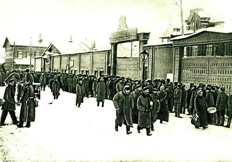 Бастующие рабочие у ворот Путиловского завода. Январь 1905 года