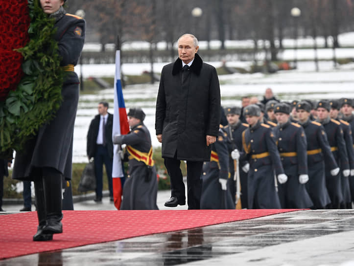 Президент России Владимир Путин во время церемонии возложения венка к монументу «Мать-Родина» на Пискаревском мемориальном кладбище