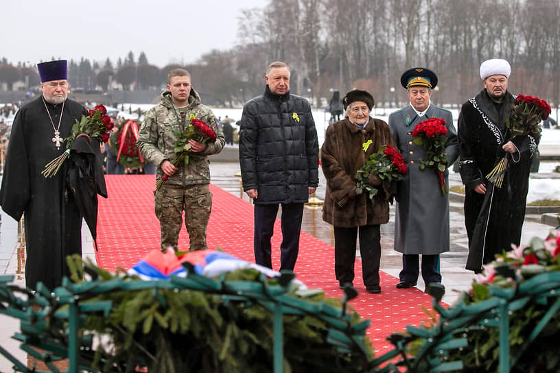 Церемония возложения венков и цветов к монументу «Мать-Родина» на Пискаревском мемориальном кладбище. Слева направо: секретарь Епархиального управления Санкт-Петербургской епархии протоиерей Сергий Куксевич, ветеран СВО Георгий Журавлев, губернатор Санкт-Петербурга Александр Беглов, председатель правления Санкт-Петербургской общественной организации «Жители блокадного Ленинграда» Елена Тихомирова, председатель организации ветеранов войны, труда, Вооруженных сил и правоохранительных органов Василий Волобуев и председатель Духовного управления мусульман Санкт-Петербурга и Северо-Западного региона России, муфтий, настоятель Санкт-Петербургской соборной мечети Равиль Панчеев во время церемонии