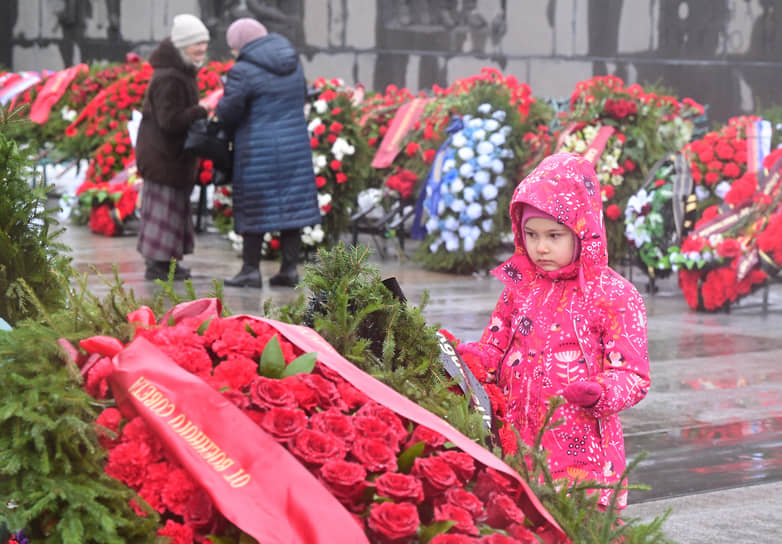 После церемонии возложения венков и цветов к монументу «Мать-Родина» на Пискаревском мемориальном кладбище