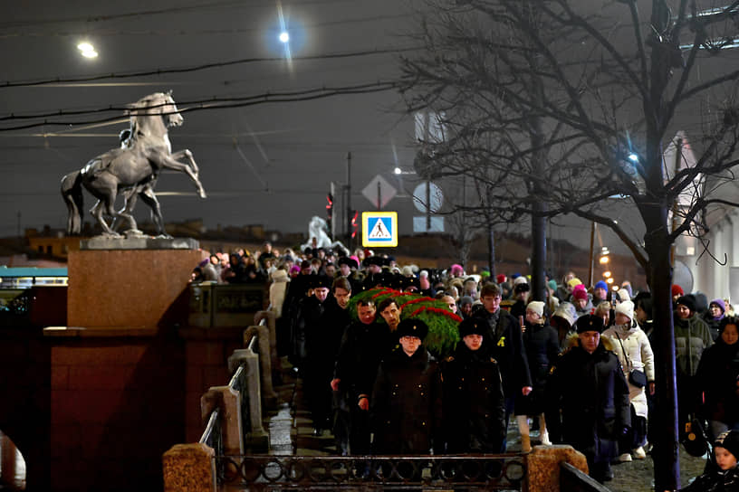 Акция «Свеча памяти» возле мемориального знака «Блокадная полынья» на набережной реки Фонтанки