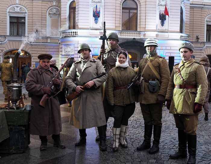 Молодежная патриотическая акция «900 дней и ночей» во дворах Капеллы, посвященная 81-й годовщине снятия блокады. Участники акции