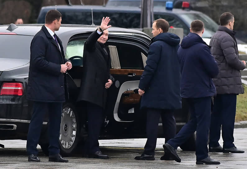 Президент России Владимир Путин после церемонии возложения венков и цветов к монументу «Мать-Родина» на Пискаревском мемориальном кладбище, посвященной 81-й годовщине полного снятия блокады