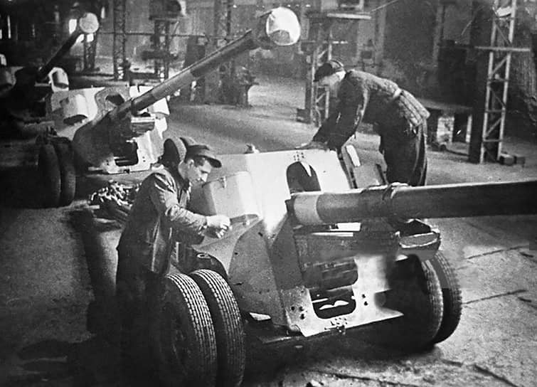 1944 год. Производство 100-мм полевых орудий БС-3 на Машиностроительном заводе № 7 имени М. В. Фрунзе («Арсенал»)