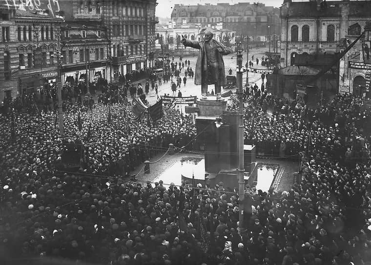 1927 год. Памятник Ленину на площади перед Финляндским вокзалом