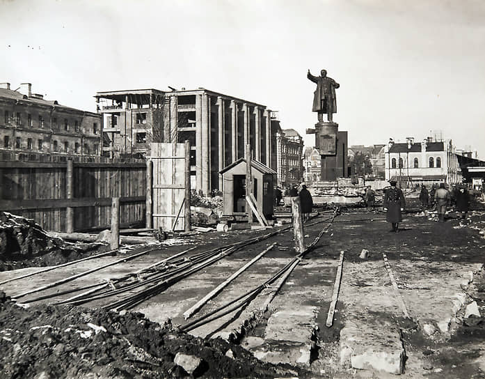 1945. Работы по перемещению памятника Ленину у Финляндского вокзала