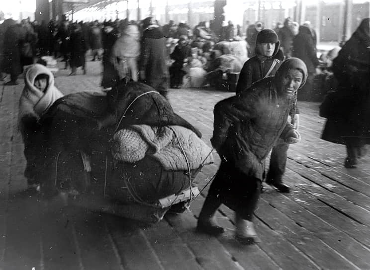 5 марта 1942 года. Эвакуируемые на Финляндском вокзале