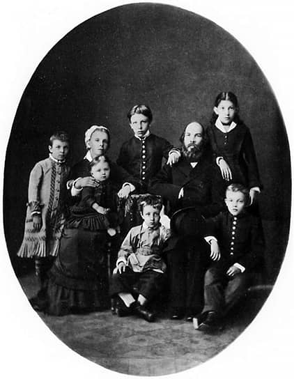 1879 год. Семья Ульяновых. Стоят (слева направо): Ольга, Александр, Анна. Сидят (слева направо): Мария Александровна c дочерью Марией на руках, Дмитрий, Илья Николаевич, Владимир