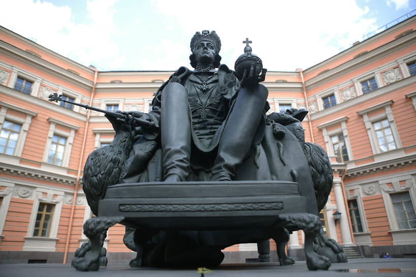 Памятник Павлу I во дворе Инженерного замка