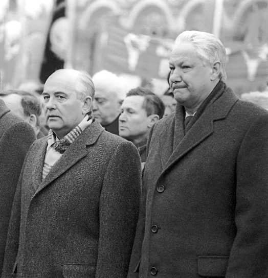 В 1990 году на Красной площади в последний раз прошли демонстрации и шествия трудовых коллективов в честь празднования 1 Мая. В 1991 году праздника уже не было, но состоялся профсоюзный митинг против повышения цен. Присутствовали президент СССР Михаил Горбачев (слева) и председатель Верховного Совета России Борис Николаевич Ельцин (справа)
