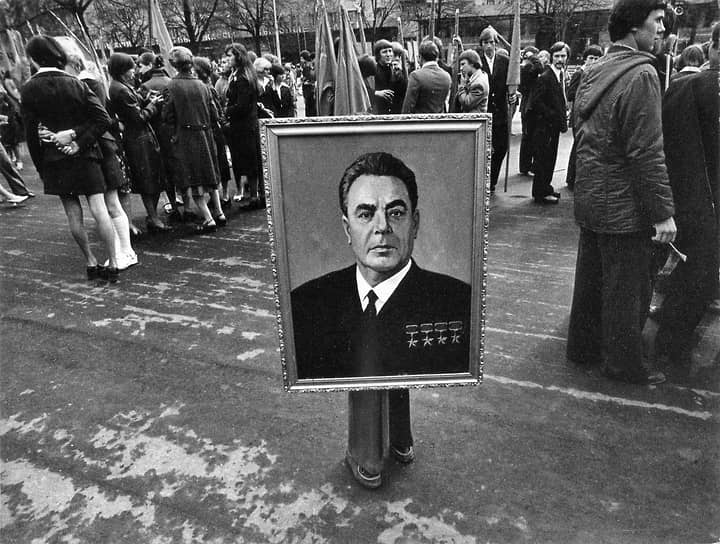 Участник первомайской демонстрации трудящихся держит портрет Генерального секретаря ЦК КПСС Леонида Ильича Брежнева
