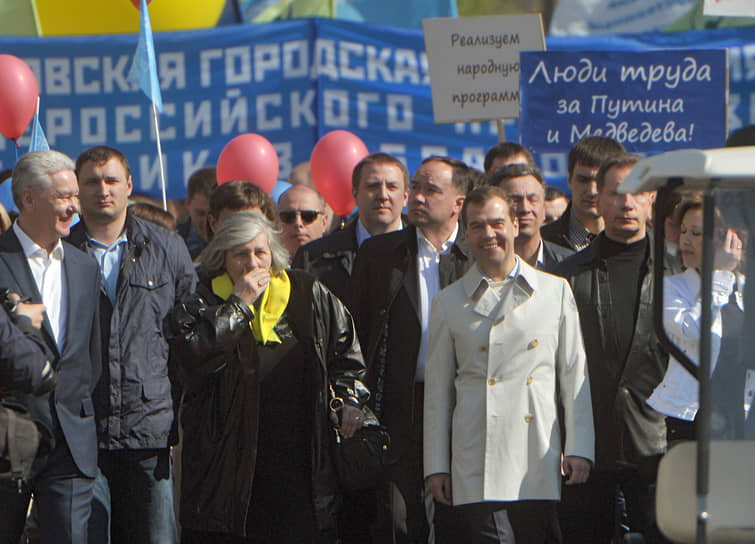 Также на первомайских демонстрациях появлялись представители власти, чтобы быть ближе к избирателям. В 2012 году пришел Дмитрий Медведев
