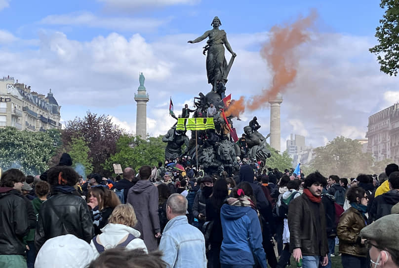 Участники протеста на одной из улиц Парижа. Ведущие профсоюзы Франции призвали сделать 1 мая днем «беспрецедентной народной акции против реформы пенсий и за социальную справедливость». Конституционный совет Франции 14 апреля одобрил ключевую статью законопроекта о пенсионной реформе, предполагающую постепенное повышение пенсионного возраста в стране с 62 до 64 лет к 2030 году
