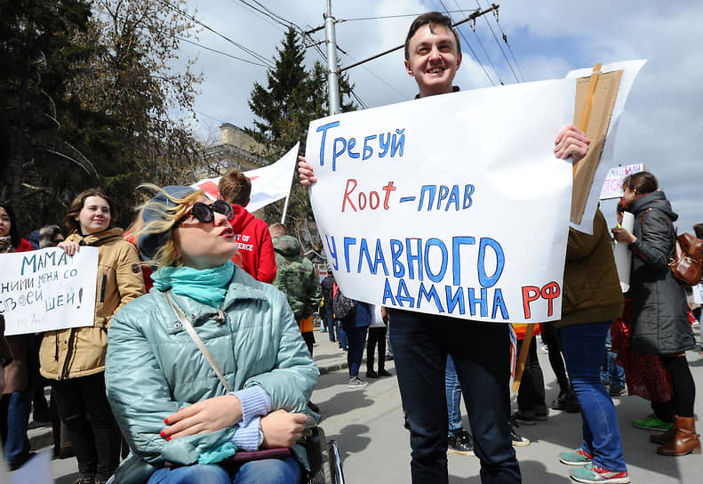 С нулевых годов 1 мая также проводится монстрация — зародившаяся в Новосибирске массовая художественная акция, когда на шествие выходят участники с аполитичными абсурдными лозунгами
