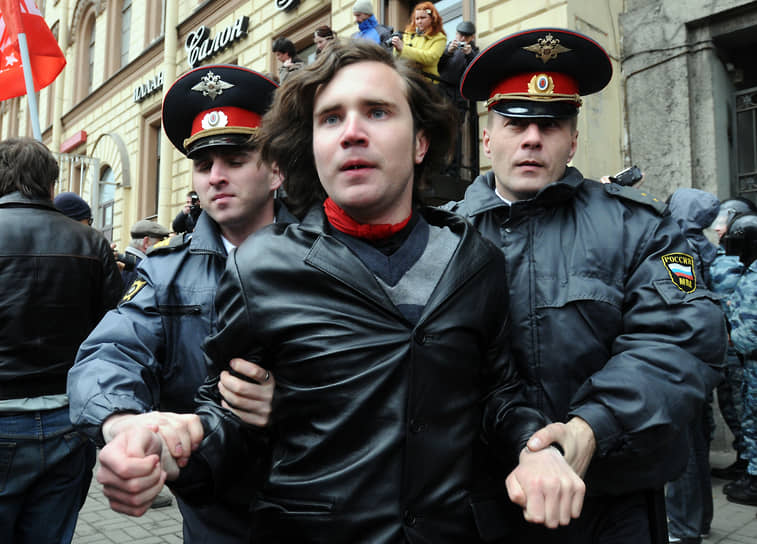 1 мая 2011 года в Петербурге около 40 человек были задержаны за попытку провести несогласованную акцию во время первомайского шествия. В полиции утверждали, что они были членами анархистских движений