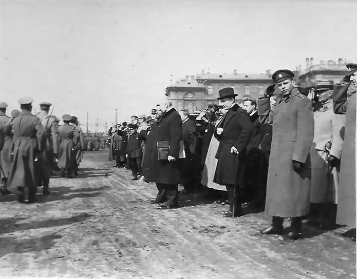 Керенский на Марсовом поле 1 мая 1917 года.
В России после Октябрьской революции в 1917-м 1 мая объявили государственным праздником — Днем Интернационала. Это название официально сменили только в 1972 году 
