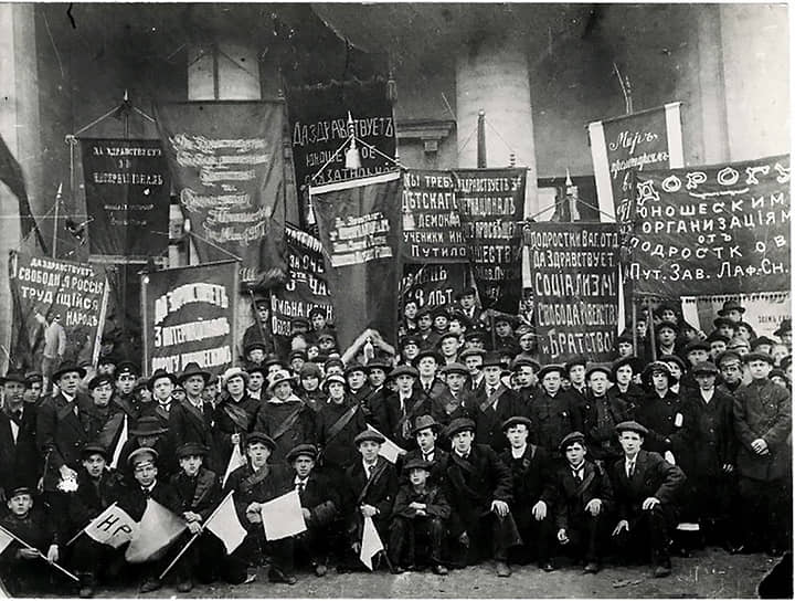 1917 год. Рабочая молодежь Путиловского завода — участники первомайской демонстрации