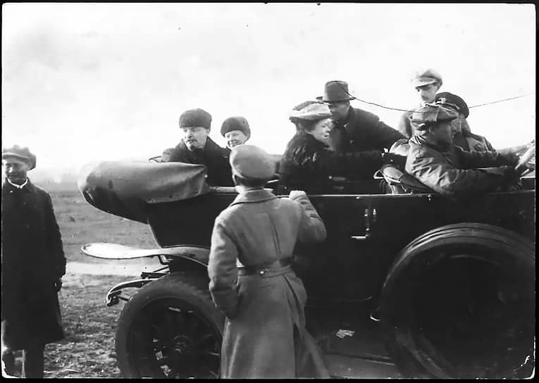 1918 год. Москва, Ходынское поле. Владимир Ленин, Надежда Крупская и Мария Ульянова в автомашине после окончания парада частей Красной Армии — первого воинского парада в советской истории
