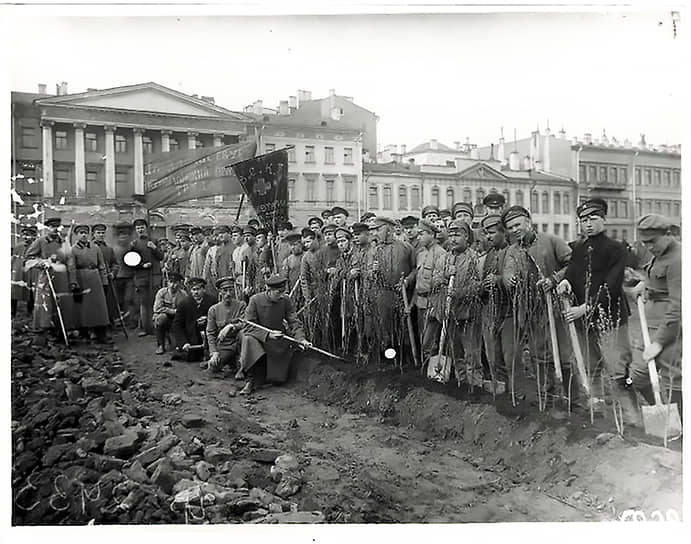 1 мая 1920 года в ходе всероссийского коммунистического субботника на Марсовом поле было высажено 60 тыс. деревьев и кустарников. Обустройство парка продолжалось еще шесть лет
