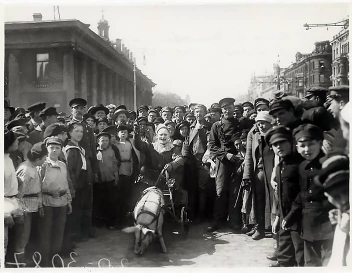 1 мая 1921 года на Аничковом мосту неизвестный фотограф снял клоуна со свиньей. Вероятнее всего, на снимке изображен Владимир Дуров. В 1912 году он основал в Москве «Уголок Дурова», а в 1927 году стал первым заслуженным артистом цирка. В номерах Дурова использовали дрессированных свиней
