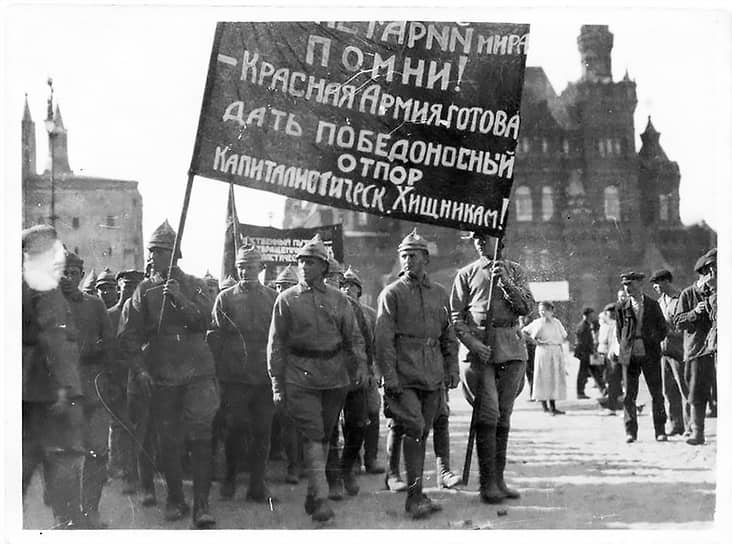 С 1 мая 1922 года ритуал проведения военных парадов на Красной площади включал в себя и принятие присяги молодыми красноармейцами
