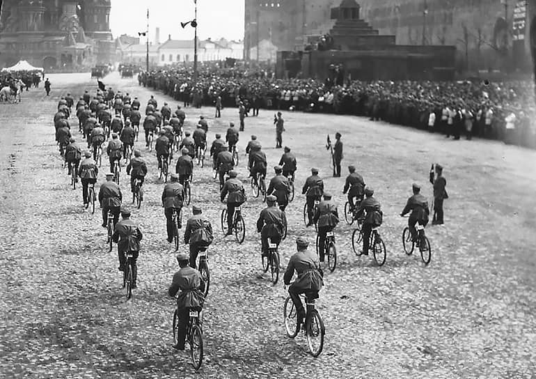 1 мая 1925 года состоялся последний военный парад, который принимал Михаил Фрунзе. Кроме того, именно с этого года в параде участвует военная техника
