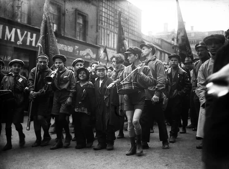 1927 год. Беспризорники и пионеры на первомайской демонстрации в Москве