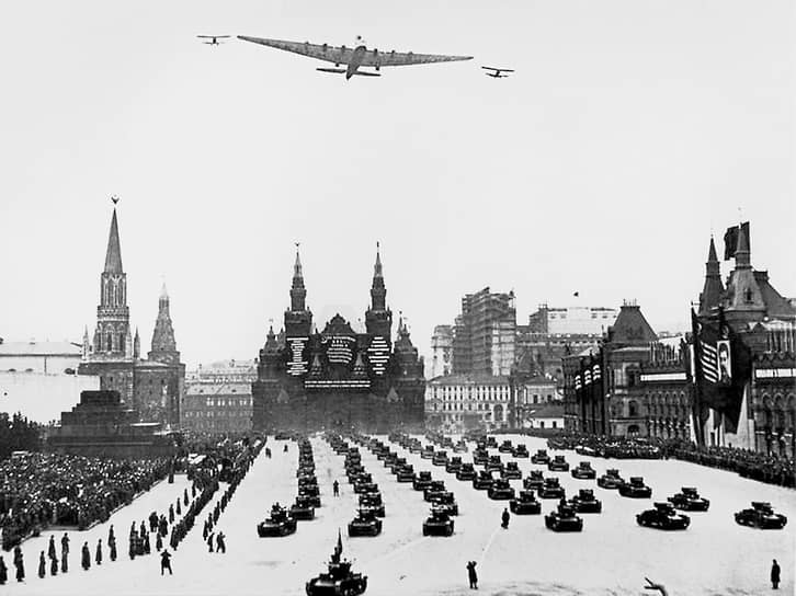 С 1 мая 1933 года над Красной площадью стали проходить и воздушные парады. На парадах демонстрировали достижения советской авиапромышленности — например, показали самолет «Максим Горький», самый скоростной истребитель своего времени И-16 и другие
