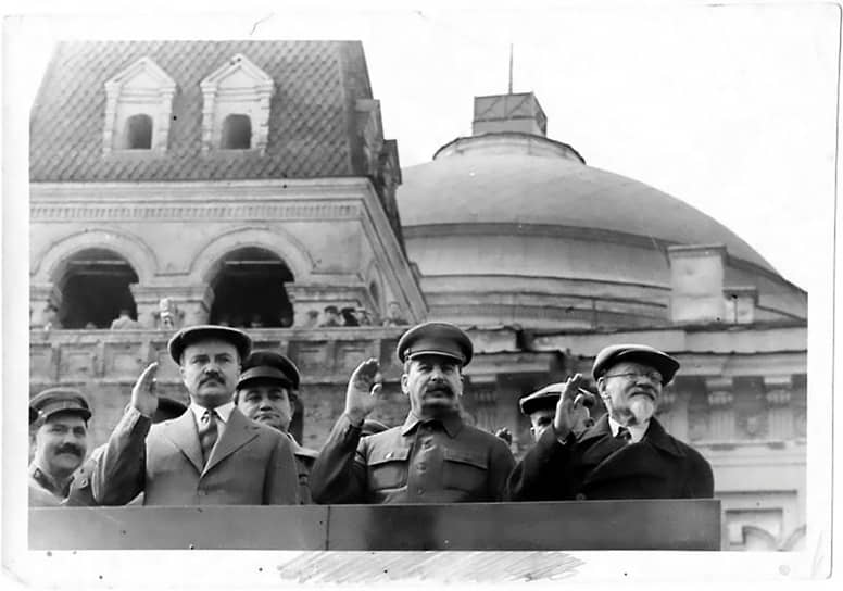 1 мая 1936 года. Лазарь Каганович, Вячеслав Молотов, Георгий Димитров, Иосиф Сталин, Никита Хрущев, Михаил Калинин на трибуне Мавзолея
