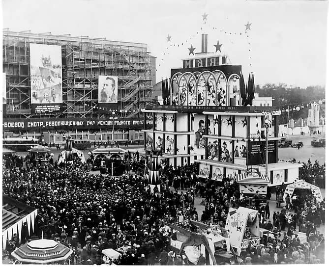 Весной 1937 года на площади Маяковского в Москве открыли Детский базар. Хотя открыли его 26 апреля, но ежегодно начали украшать к первомайской демонстрации
