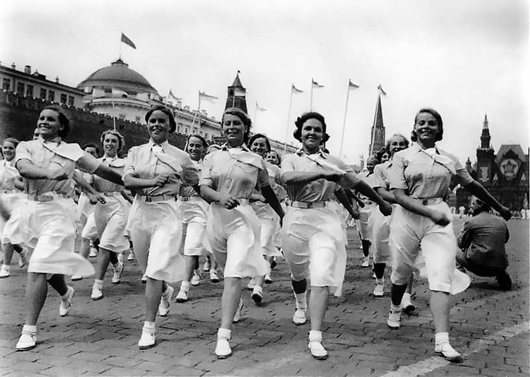 С 1937 года в СССР парады спортсменов на Красной площади организовывали как военно-гражданские шествия. Они не только служили демонстрацией спорта и пропагандой здорового образа жизни, но и агитировали поступать на воинскую службу
