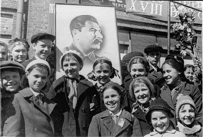  Город Череповец. Школьники на первомайской демонстрации в 1941 году