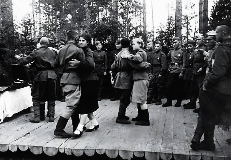 Выздоравливающие в доме отдыха медсанбата в Первомай 1944 года