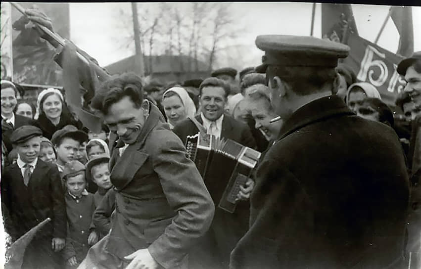 Впрочем, к концу 1940-х годов  на демонстрациях становилось свободнее. Советские люди учились радоваться после войны