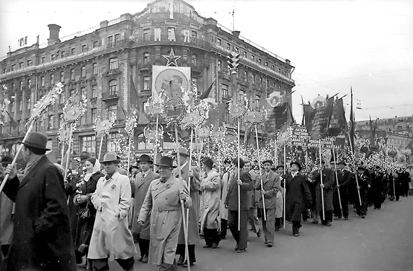 Демонстрация в 1953 году: хотя Сталин умер несколько месяцев назад, но его портреты еще несут в колоннах. До разоблачения культа личности осталось три года
